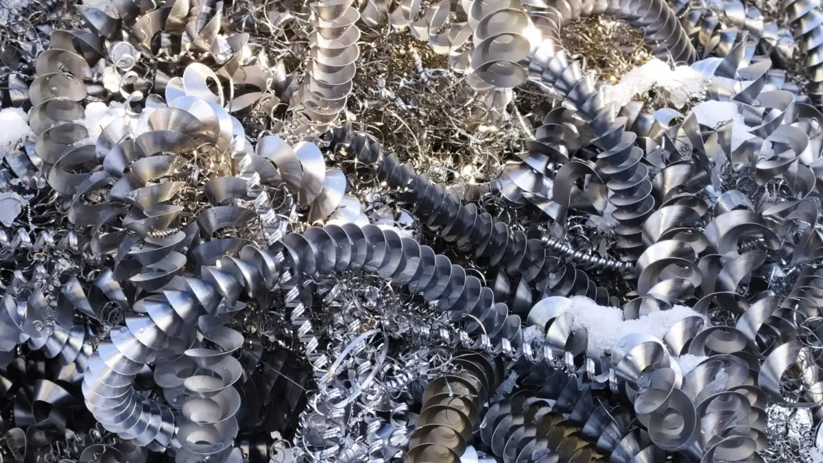 Spiralne wióry metalowe po toczeniu