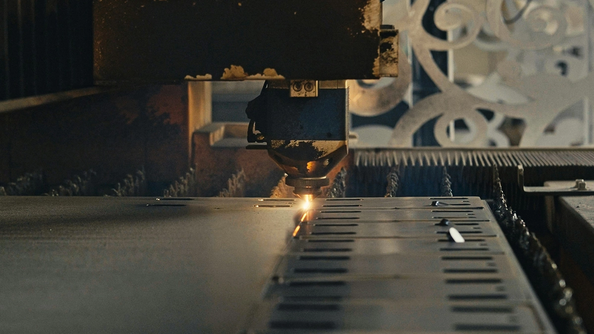 Cięcie blachy na wycinarce CNC według programu z warstwy CAM