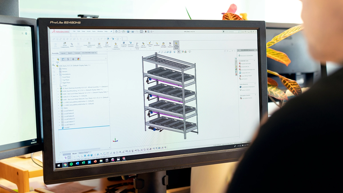 Konstruktor pracujący nad modelem złożenia 3D w programie CAD